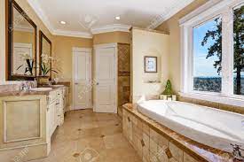 In diesem antik badezimmer ist wirklich alles gold was glänzt… Weiche Tone Badezimmer Interieur Mit Fliesenboden Und Ziegel Mauer Trimmen Antike Eitelkeit Mit Spiegel Und Rundbadewanne In Luxus Haus Lizenzfreie Fotos Bilder Und Stock Fotografie Image 30507670