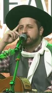 Diz que o bom arribador, Recorre mato e canhada, Não deixa mula extraviada,  E entrega a tropa parelha, Na memória uma centelha, Da confiança no seu  braço, Trazendo mulas no laço, A marca ou só as ...