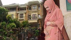 Penyatuan penyanyi nombor satu negara datuk siti nurhaliza dan usahawan, datuk khalid mohamad jiwa (datuk k), juga tersenarai sebagai perkahwinan paling mahal di malaysia. Dinikahi Pengusaha Intip Isi Rumah Mewah Siti Nurhaliza Bak Istana Dengan Nuansa Emas Tribunstyle Com