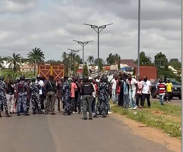 Thugs block Peter Obi's convoy in Benue - P.M. News
