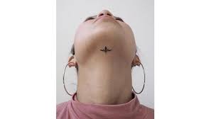 Tato tribal simple di tangan sumber : 7 Tato Ini Punya Ukuran Kecil Simpel Dan Artistik Hot Liputan6 Com