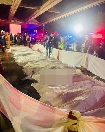 曼谷酒吧深夜陷火海酿惨剧夺至少27命数十人伤】 泰国曼谷一家酒吧周一（13日）午夜遭祝融光顾，夺走至少27条人命、另有数十人受伤，是近年来这座旅游城市最严重的火灾事故之一。  泰国首相阿努廷随后赶抵现场视察，并表示根据幸存者描述，火灾发生后，酒吧内部迅速被浓烟 ...