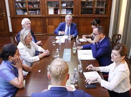 Een eerste kamervoorzitter… is een voorzitter; Eerste Kamer Der Staten Generaal Voorzitter Eerste Kamer Bezoekt Albanie