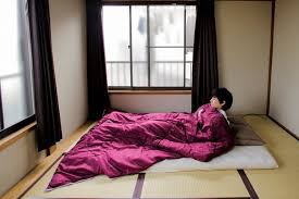 Buat kamu yang tinggal dengan saudara atau teman di dalam kamar, tak ada 4. Desain Kamar Tidur Jepang