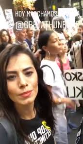 Senadora se tomó una selfie durante la marcha con Greta Thunberg y fue  tachada de "oportunista"