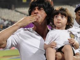 Shahrukh khan's shocking comment on pakistani actress mahira khan actor shahrukh khan family photos with wife, daughter suhana, sons aryan & abram pics su nombre de nacimiento es shahrukh khan, pero prefiere que sea escrito como shah rukh. Shahrukh Khan Srk Family Tree Father Mother Name Pictures