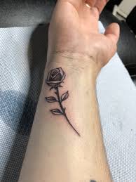 4 red rose tattoo design. Tatouage Rose Tatouage Rose Tatouage Tatouage Poignet