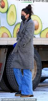 (sound on for her voice message ). Katie Holmes Braves The Brisk Winter Weather With A Long Coat And Jeans While On A Walk In New York Culture Readsector