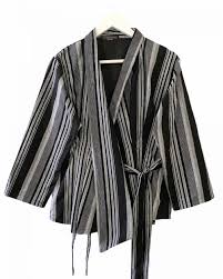 Tenun yang berkualitas tinggi dikerjakan selama satu bulan dan dihargai kurang lebih satu juta rupiah. Atasan Tenun Lurik Gerimis Imanggo Ethnic