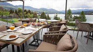 Oaza de liniste si voie buna, lacul te invita sa te bucuri de natura si sa uiti de toate grijile. Hotel Roser House Boutique Yozi Ro