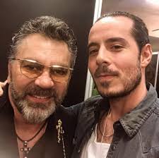 Sabían que Tony Hernández —vocalista de El Gran Silencio— ha ganado dos  premios "Lo Nuestro", por producir la nueva versión de la canción "No tengo  dinero" de Juan Gabriel, donde también participan