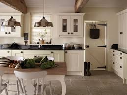 10 Traditional Kitchens You Ll Love Decoholic Modern Country Kitchens Country Cottage Kitchen Country Style Kitchen