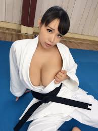 深夜沙龍／爆乳選手穿競速泳裝K奶完全被擠出來惹～ - 自由娛樂