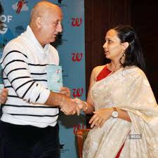 Anupam Kher Greets Rujuta Diwekar At Gaurav Punj S Book Launch Held In Mumbai On December 20 2013 Her father owned a theatre company in pune, which. rujuta diwekar at gaurav punj s book