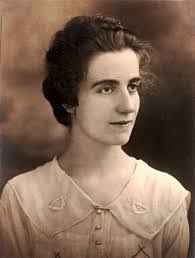 Estelle Ayers's Instagram, Twitter & Facebook