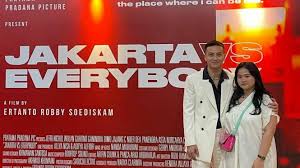 Nonton film di bioskop memberikan kepuasaan tersendiri. 6 Fakta Film Jakarta Vs Everybody Jefri Nichol Dandan Ala Wanita