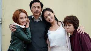 Về nhà đi con là câu chuyện phim về nhà đi con xoay quanh 3 chị em gái thu huệ, anh thư, ánh dương mồ côi mẹ từ thuở nhỏ, mỗi người một tính cách, một lối sống. Hoan Phat Song Phim Vá» Nha Ä'i Con Vtv Vn