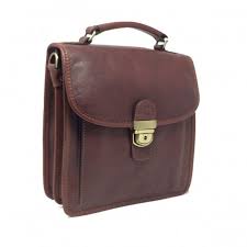 Cette sacoche katana cuir homme se ferme à l'aide de son rabat avec clip. Katana Sac Homme Cuir A La Main Pochette Homme 31020 Taille 23 Cm