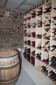 Creation D Une Cave A Vin Dans Une Grange Attenante A La Maison D Habitation Amenagement Cave A Vin Cave A Vin Etageres A Bouteilles De Vin