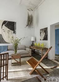 It doesn't matter whether you live in a small city apartment or a sprawling country estate—or whether your personal style skews minimalist or maximalist—everyone is eventually confronted with the difficult decision of what to do with that large, windowless wall. Walls Decorating Ideas Storiestrending Com