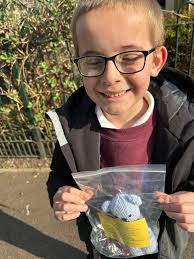 Lots of things happening at the Hello Bench in Vicar Street Gardens today;  Morris dancing, Knitting (crocheting) in public day, lots of giveaways and  lots of chats with passers by.