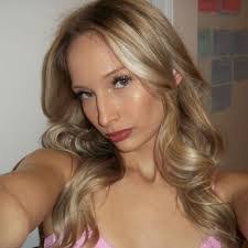 Leigh Kennedy's Instagram, Twitter & Facebook