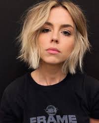 And check out the feathered bangs. Pin On Maquiagem