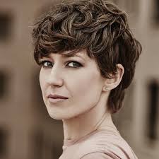 This cut has short and choppy layers, partnered with soft wispy bangs. Carrie Coon S Top 10 The Current The Criterion Collection