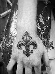 Le tatouage fleur représente de nombreux symboles de par son type et sa couleur. Pin By Oz Ousley On M Tat Tattoos Tatting