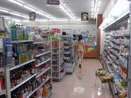 ガチコンビニで裸になって買い物する変態露出狂女のエロ画像 | 素人エロ画像やったる夫