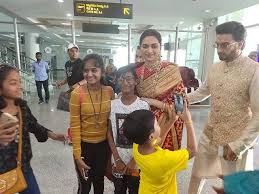 Ranveersingh Deepikapadukone Spotted At Airport Taking Selfies With Children Deepika Padukone Bollywood Stars Ranveer Singh