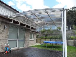Kanopi berbahan kaca memungkinkan cahaya matahari masuk dan hanya akan melindungi dari hujan. 10 Kanopi Minimalis Gaya Untuk Lindungi Rumahmu Dari Panas