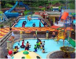 Menariknya lagi, di tengah kolam juga ada taman bermain yang dilengkapi pula dengan 2 seluncuran. 15 Kolam Renang Di Bogor Untuk Liburan Seru Keluarga Yang Wajib Dikunjungi