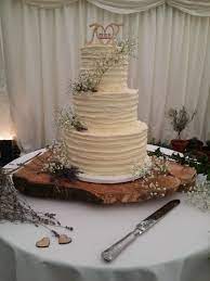 Buttercream Finished Wedding Cake With Fresh Lavender And Gypsophila On Rustic T Wedding Cake Gypsophila Wedding Cake Table Decorations Christmas Wedding Cakes