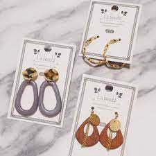 ファッションにあわせていろいろ楽しみたい女性に今大人気なのが キャンドゥの la beaute ラボーテ シリーズです 100円には見えない素敵なイヤリングやピアスが盛りだくさんですよ place card holders phone ring electronic products