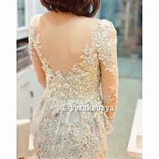 Dress kebaya modern satu ini memiliki bagian off shoulder di salah satu lengannya. Reisa Echa Reisaecha Profile Pinterest