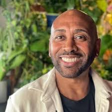 Julie Leos's Instagram, Twitter & Facebook