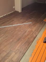 Wide seams between the tiles can create slight depressions in the vinyl flooring. Fliesenleger Kiel