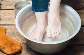 An article of the american college of healthcare sciences, however, recommends soaking for only 10 minutes, and states that toxins your body has eliminated during the soak will be reabsorbed after 10 minutes. Epsom Salt Foot Soak Benefits How To Guide And Other Soaks