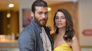 Demet özdemir 26 şubat 1992 i̇zmit/kocaeli doğumlu`dur.lise eğitimi bittikten sonra üniversiteye hazırlık aşamasında efes kızları elemelerine katılan genç oyuncu. Demet Ozdemir In Yeni Dizisi Belli Oldu Partneri Cok Konusulacak
