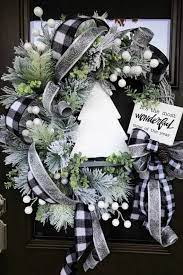 Cette année, on troque la forme ronde habituelle pour des couronnes aux designs moins attendus. 110 Strikingly Unique Christmas Wreath Ideas Page 34 Modern House Design Decoration Noel Deco Noel Couronne Noel