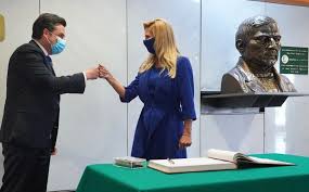 Fabiola yañez causó polémica por el atuendo que uso en su visita a chaco. Zoe Robledo Y Fabiola Yanez Sostienen Reunion En El Imss