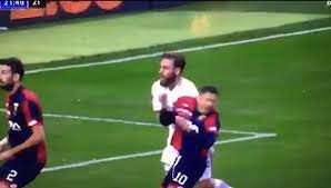Il calciatore ha rovinato la partita alla roma con una manata a lapadula che ha lasciato la sua squadra in dieci uomini e che ha regalato al genoa il calcio. Genoa Roma De Rossi Schiaffo A Lapadula Espulso Con La Var Corriere It