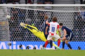 As scotland's fans celebrated riotously in the wembley rain, the home supporters unleashed their frustration with a chorus of boos. Ecub6lf5otl6im