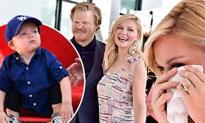 Kirsten dunst and jesse plemons were spotted at lax, catching a flight out of town, with jesse carrying a. Kirsten Dunst Poses With Fiance Jesse Plemons And Their Child While Getting Star On The Walk Of Fame Daily Mail Online