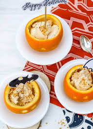 Einfaches Halloween Dessert Gefullte Orangen Eiscreme Krokant In Ausgehohlte Und Geschnitzte Orangen S Halloween Dessert Einfach Halloween Desserts Krokant