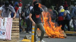 La defensoría del pueblo informó este martes que tiene en su poder 87 denuncias de casos de desaparición reportados desde que iniciaron las jornadas de protesta en el país el pasado 28 de abril. Las Protestas Contra El Gobierno Llegan A Las Calles De Colombia