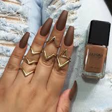 Nagel Braun Nagellack Matte Nagel Midi Ringe Goldring Braun Gold Brown Nail Polish Brown Nails Summer Nails Colors