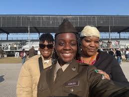 Hoy mi hija Rebeca,está de cumpleaños,el primero en 19 años fuera de  casa,es difícil no poder ni escucharte, pero hoy ha vuelto al entrenamiento  después de su lesión de cadera,creo que para