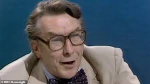 Sir John Nott dead aged 92: Tributes to Margaret Thatcher's defence  secretary who famously walked out of BBC interview and offered to resign  over Falklands War